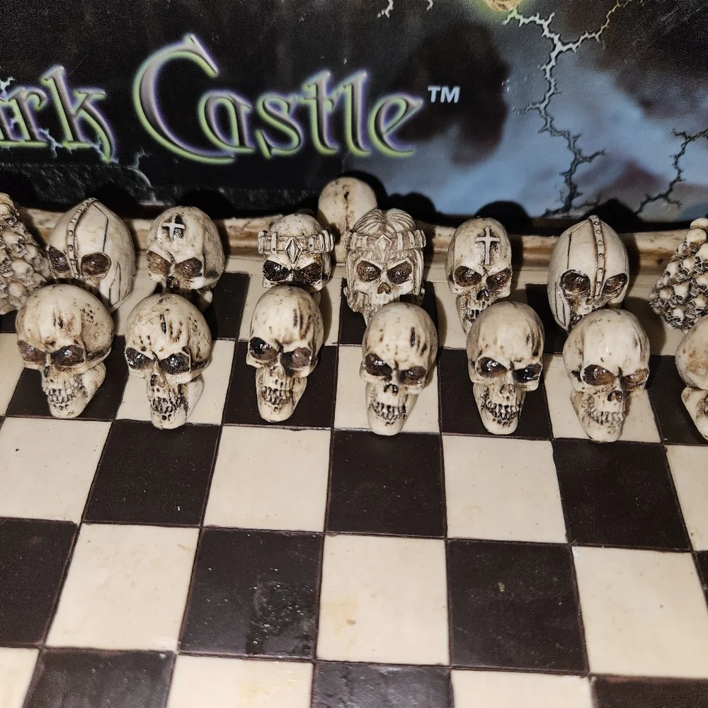 Dark Castle Gothic Collectors Chess Set - Picture 4 of 6